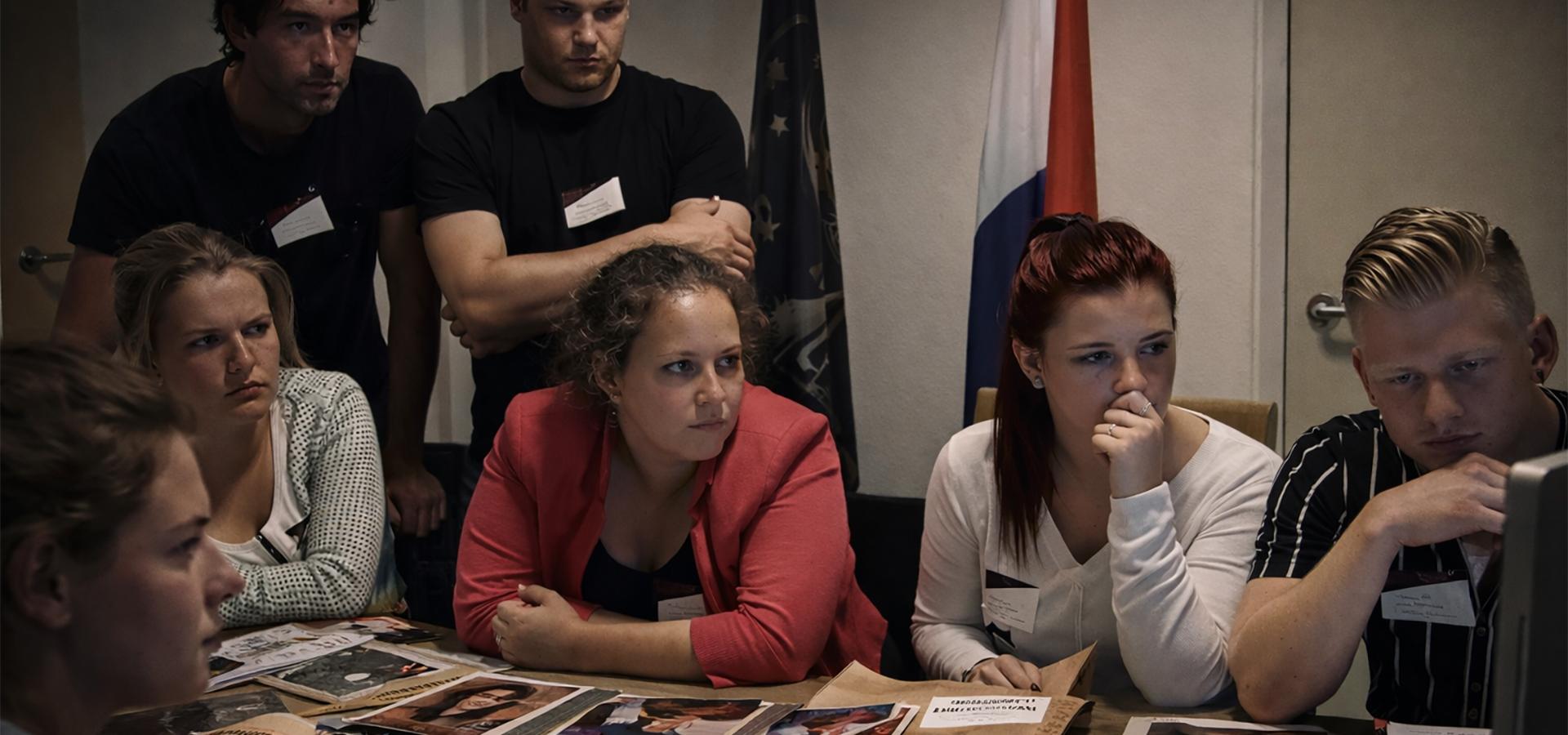 Groep die samen onderzoek doet met dossiermateriaal