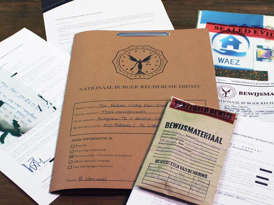 Fysiek dossier en bewijsmateriaal uit Trust is a Dangerous Game